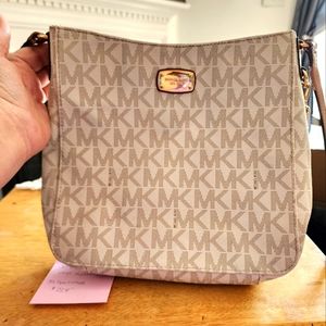 Michael Kors Large Jet Set Travel Messenger Bag